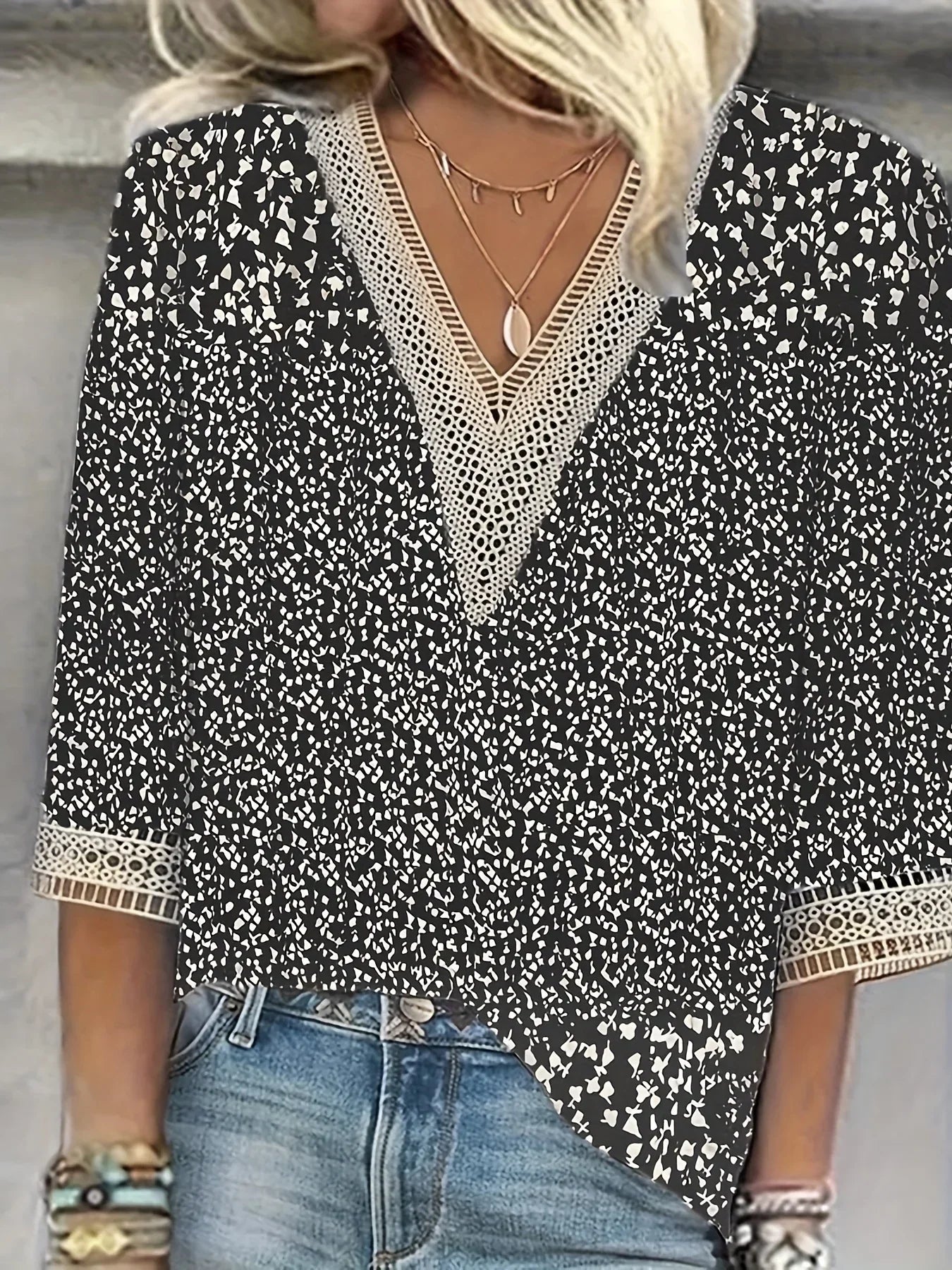 Divina | V-hals Bluse med Korte Ærmer