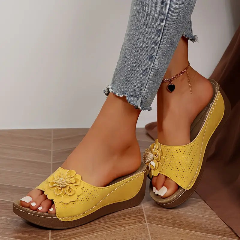Indy™ | Stilfulde Blomstrede Slip-On Kilesandaler
