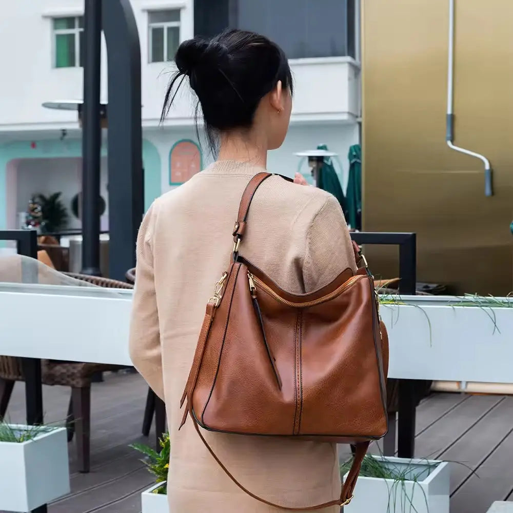 Helle™ | Anti-tyveri Lædertaske i hobo-stil + GRATIS pung