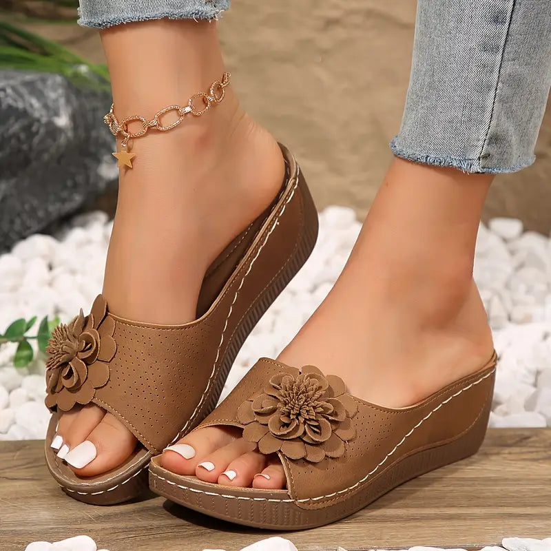 Indy™ | Stilfulde Blomstrede Slip-On Kilesandaler