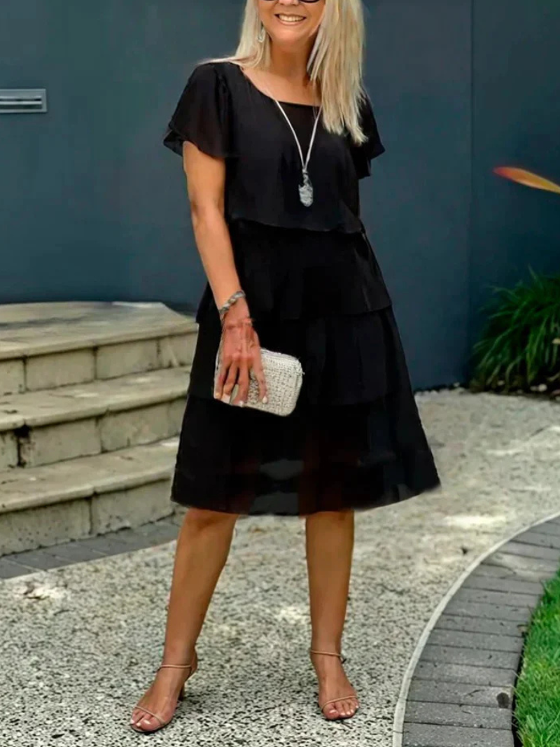 Sia™ | Stilfuld Lagdelt Sort Kjole